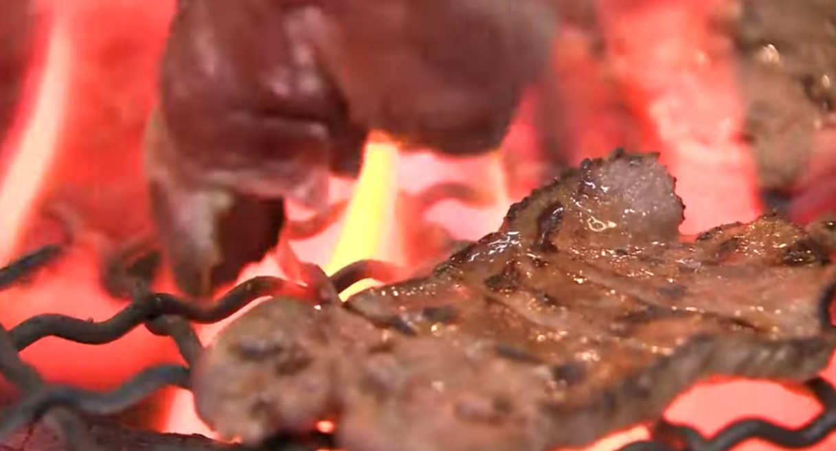 職人の炭焼きを味わう